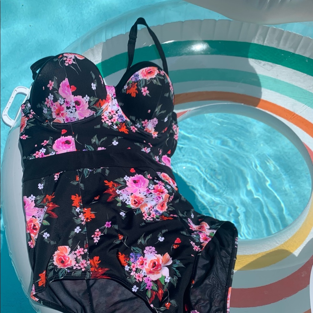 Torrid Floral One Piece Bathing Suit 🖤☀️